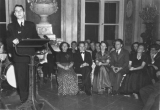 1948: Der Vorsitzende der AVA, Gottfried-Karl KINDERMANN, bei einem Vortrag für die Mitglieder der AVA
