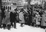 1945: Karl RENNER, Leopold KUNSCHAK und andere Parteienvertreter am Weg ins Parlament.